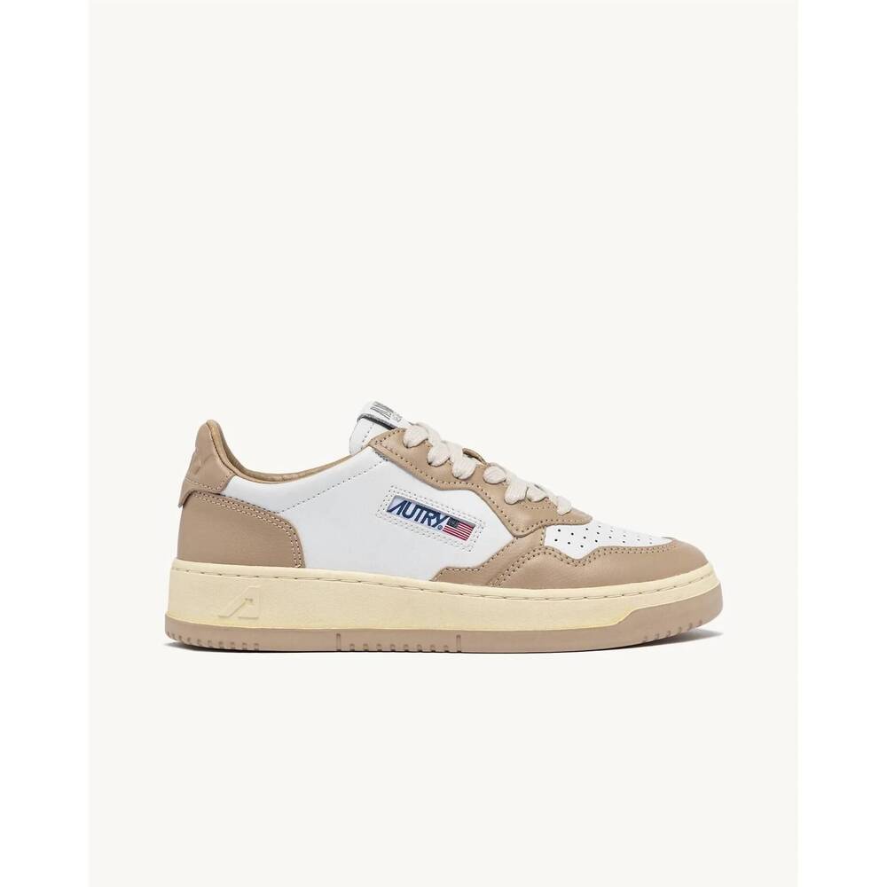NEW AUTRY women's medalist low sneaker in white/pepper